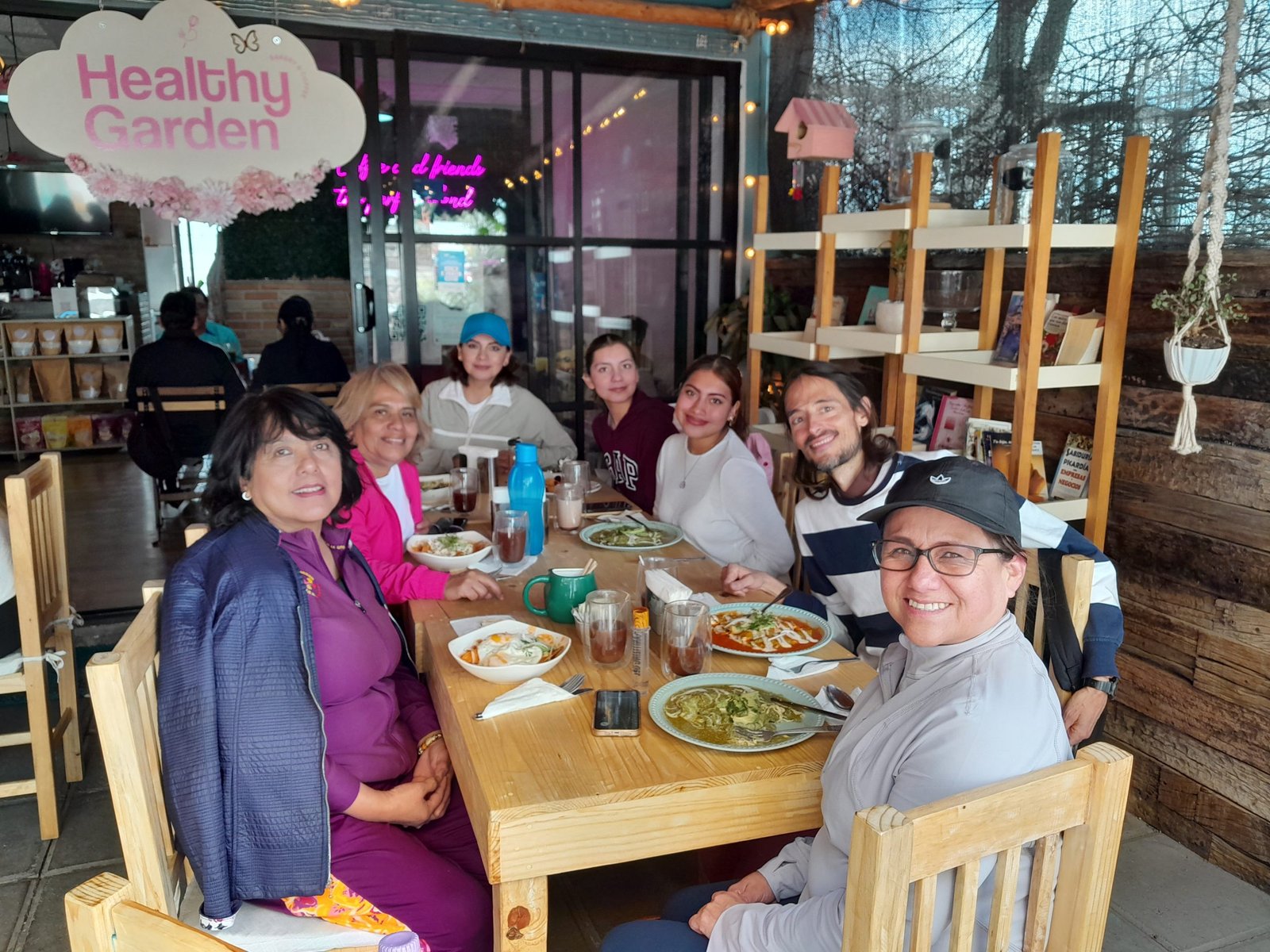 Desayuno en Healthy Garden Cholula después de una práctica de Chikung junto a la Gran Pirámide