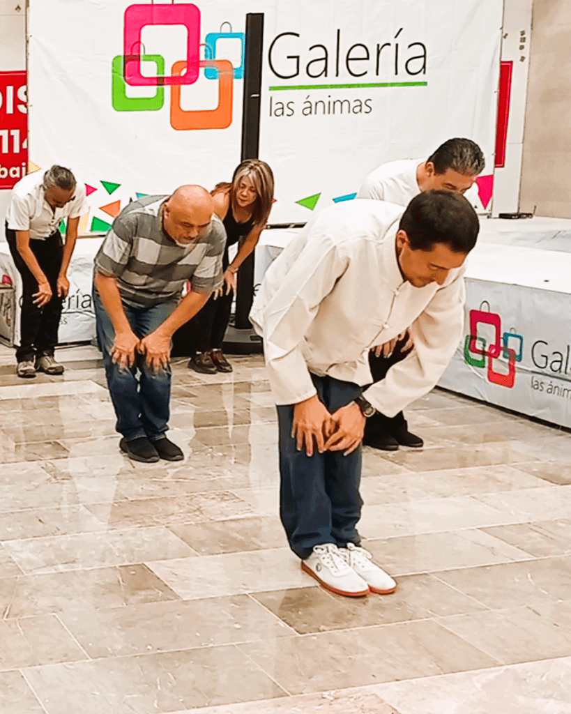 Estiramientos suaves en Galeria Las Animas. Reciclatón Haz Eco Julio 2024
