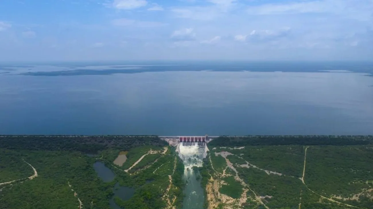 La intención se comporta en este caso, como la compuerta en una presa. A mayor apertura de la compuerta (intención) mayor caudal de agua (energía) sale, y cuanto mayor es el caudal de agua, con mayor fuerza puede arrastrar los objetos a su paso (nuestro cuerpo y objetos externos)